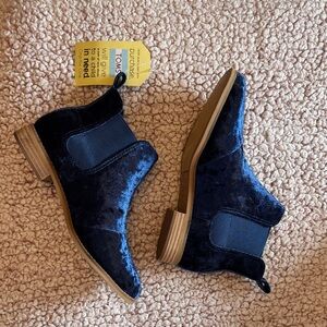 TOMS Blue Velvet Chelsea Boots NWT! Size 8.